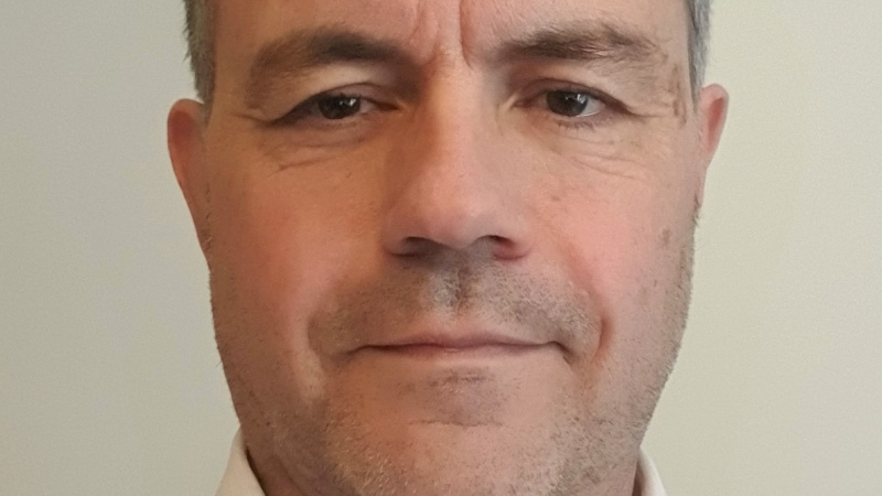 Mae Dr Rob Finch yn amlinellu pwysigrwydd sgiliau cyfathrebu da wrth ddarparu gofal ardderchog i gleifion ac mae'n annog cofrestryddion i hunan-fyfyrio ar eu sgiliau cyfathrebu