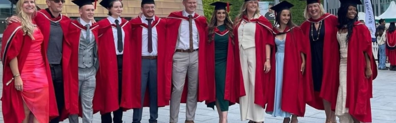 Llun grŵp o raddedigion ceiropracteg 2024 Teesside yn eu gynau graddio.